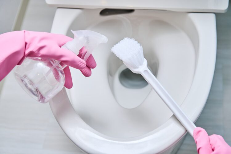 トイレブラシを洗って除菌する