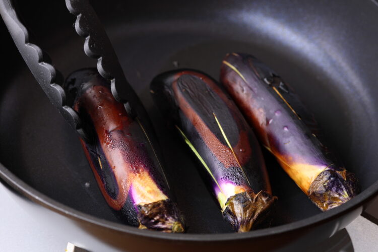 遍なく焼き目が付くよう、時々蓋を開けてナスを転がしながら5分ほど焼く