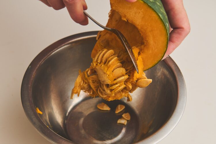 スプーンでワタと種を取り除く