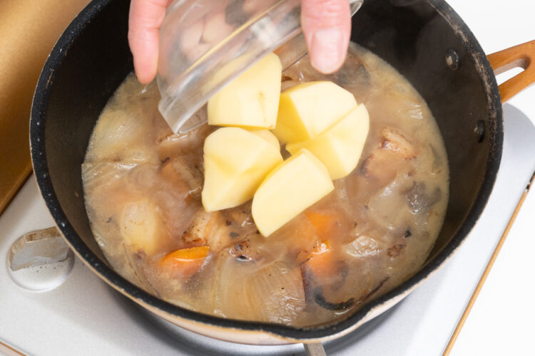 ジャガイモを加えてさらに煮込む