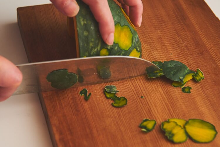 カボチャの皮をそぎ落とす