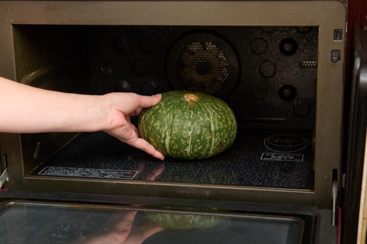 カボチャを丸ごとレンジに入れる