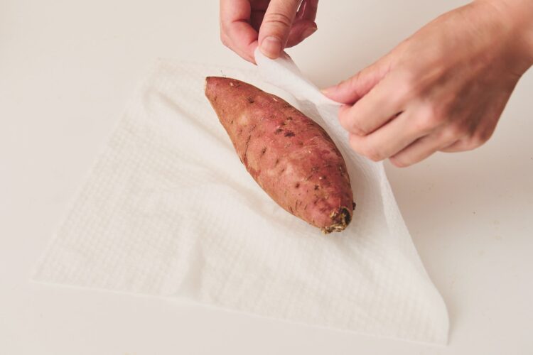 サツマイモを洗い、濡らしたキッチンペーパーで包む