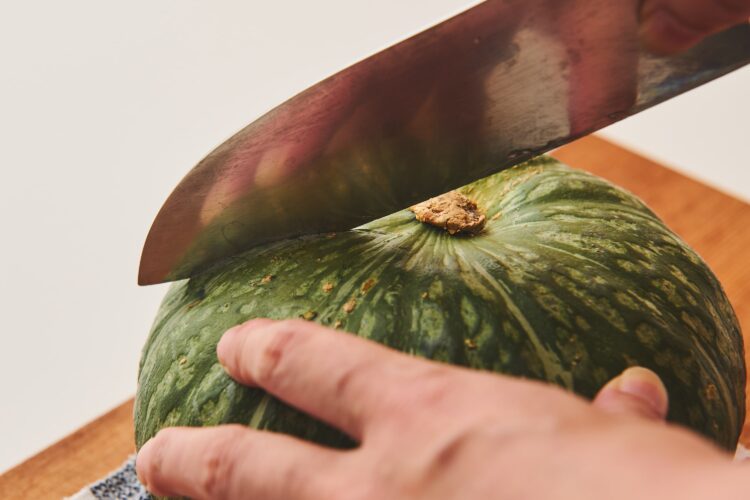 カボチャの底から包丁を入れる