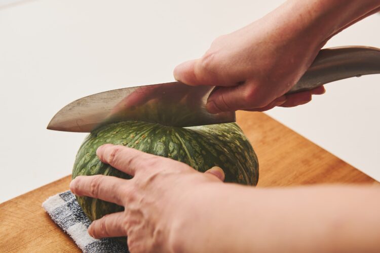 小刻みに揺らしながら切り込みを入れる