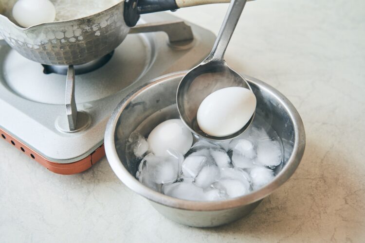 茹で卵の殻をつるんとむく方法