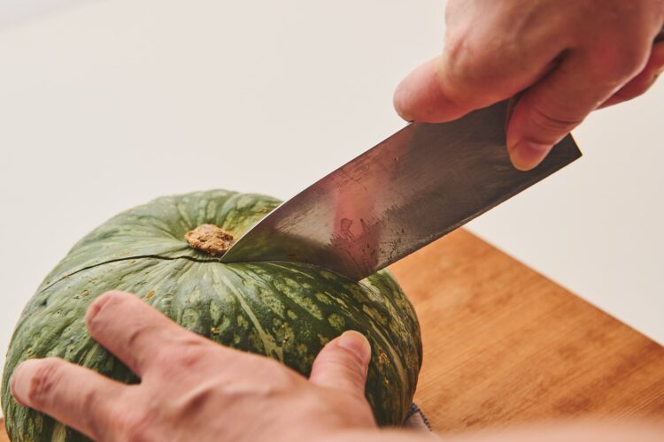 包丁を差し込んで内側から、皮側に向かってカットする