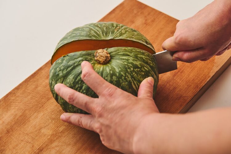 力を入れて下までカボチャをカットする