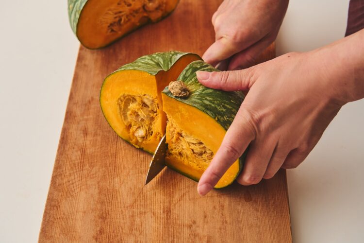 カボチャを4分の1にカットする