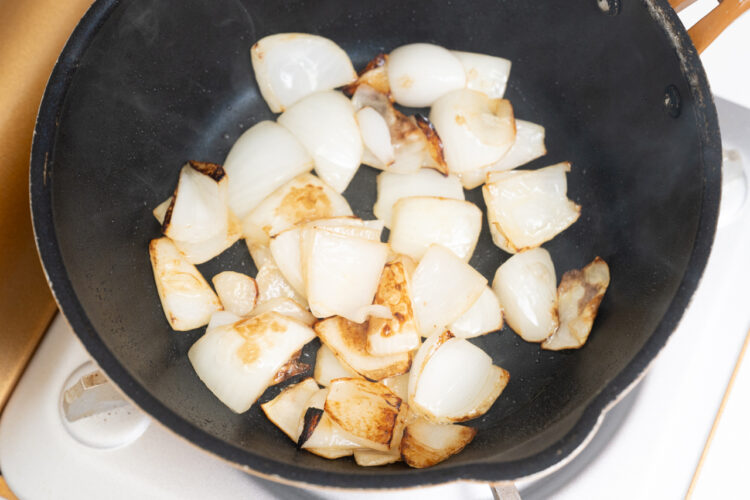 火をつける前にフライパンに玉ねぎを入れて、炒める
