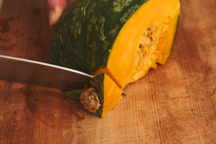 ヘタをカットする