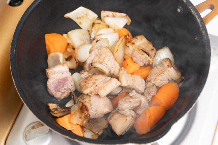 豚肉とニンジンを炒める