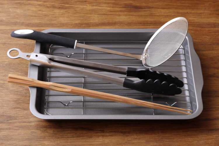 用意するもの・・・バット(またはザル)、網じゃくし、菜箸