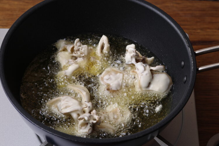 まいたけを揚げる