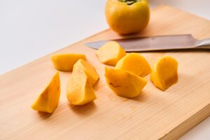 【基本の柿の剥き方】切り方や熟した柿の食べ方もプロが解説