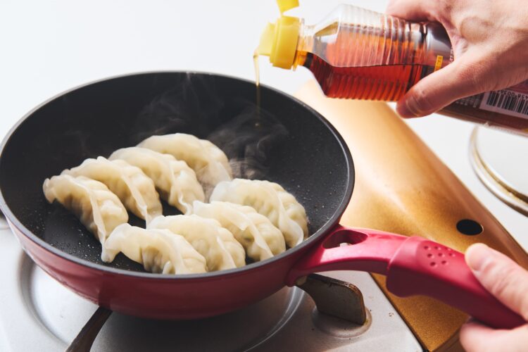 ごま油を回し入れて焼き色をつける