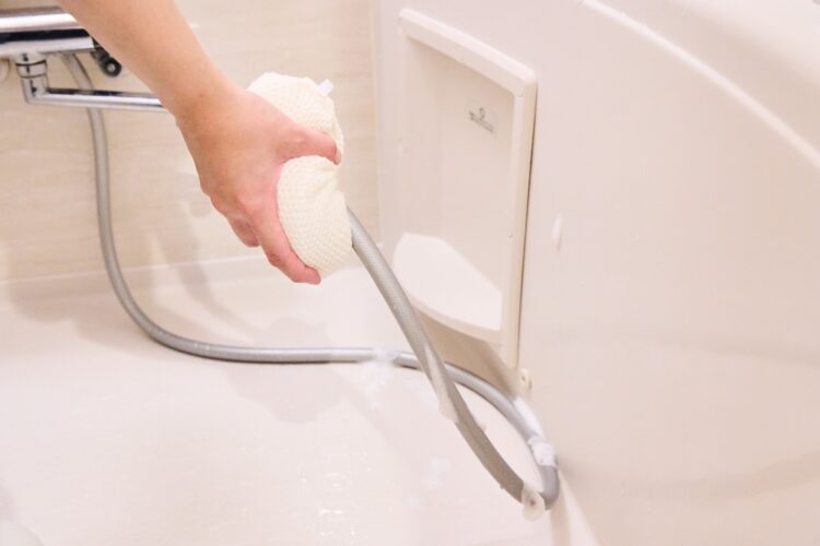 シャワーホース中性洗剤をかけてこすり洗いする