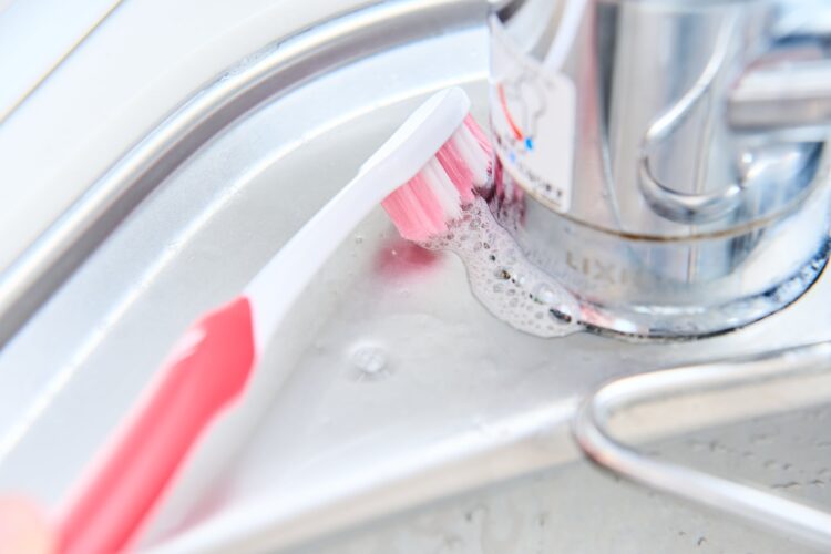 細かい部分は歯ブラシを使ってこする