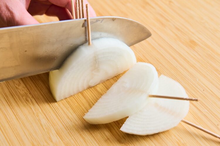 繊維を断つ方向で、端からお好みの厚さにカットする