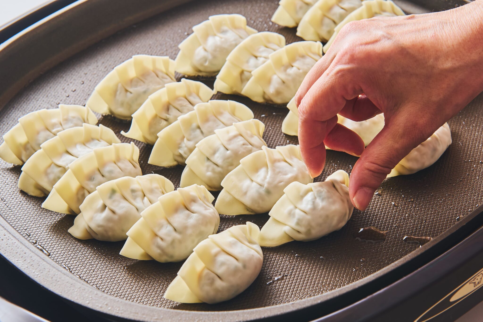 【基本の餃子の焼き方】料理家直伝のパリッと焼くコツを紹介 - くらしトライ