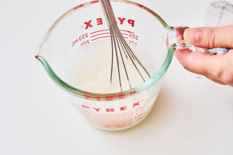 小麦粉を水に溶く