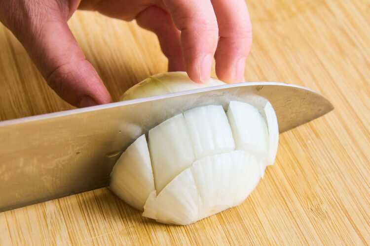 上から包丁を入れて、さいの目に切る