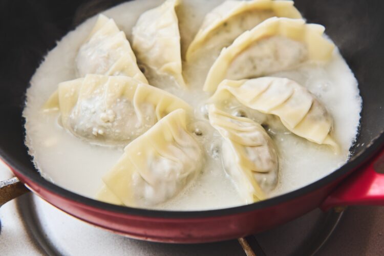 餃子を並べて水に溶いた小麦粉を注ぐ