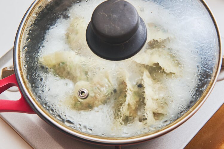 蓋をして蒸し焼きにする