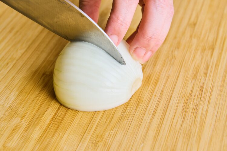 根元を残したまま、縦に細かく切り込みを入れる