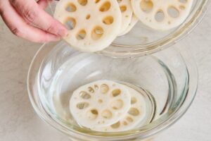 レンコンのアク抜きは必要？目的別の正しい方法を解説