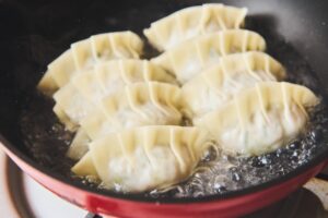 【基本の餃子の焼き方】料理家直伝のパリッと焼くコツを紹介