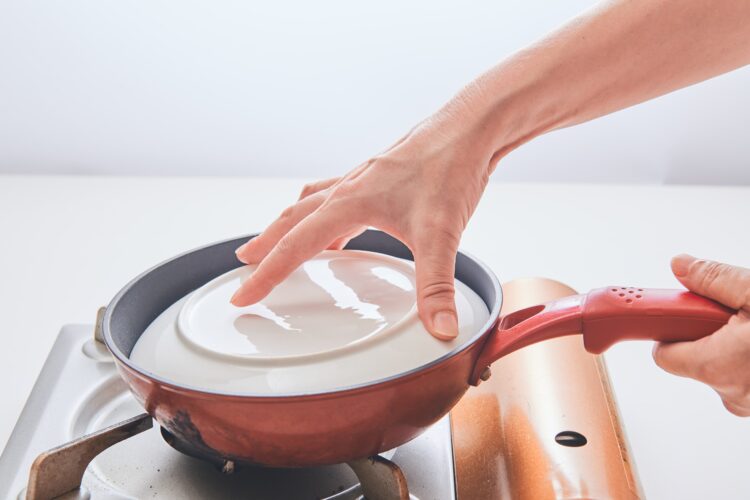 フライパンより一回り小さめのお皿をかぶせる