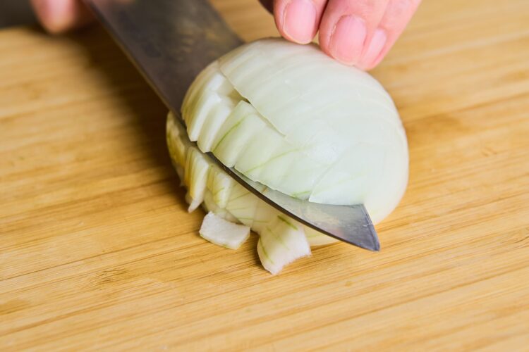 向きを変えて横に2～3本切り込みを入れる