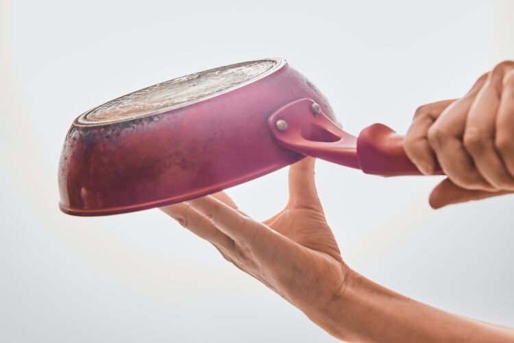 フライパンごとひっくり返す