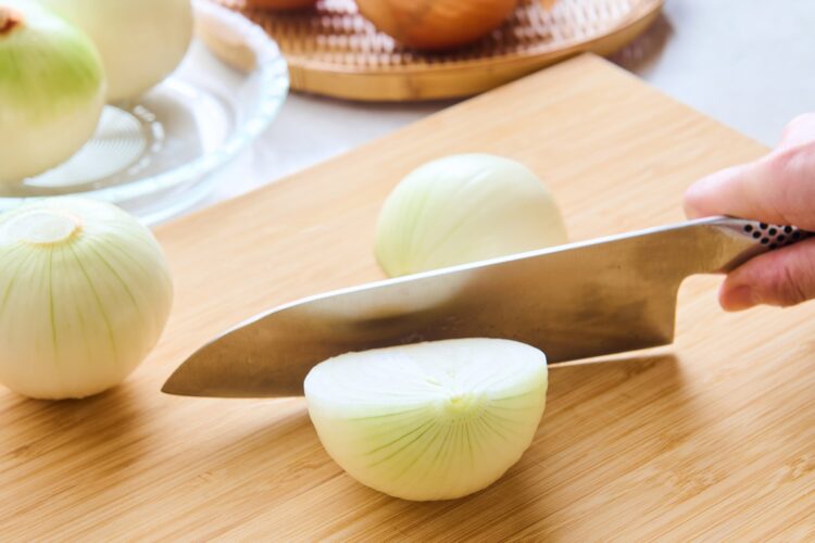 玉ねぎを切るときの涙を抑える下処理方法