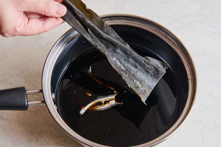 鍋に調味料、昆布、煮干し、水を入れて置いておく