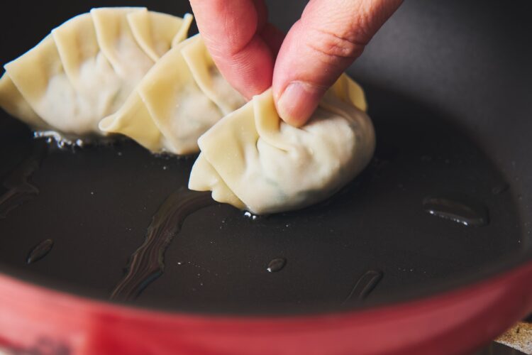 餃子をフライパンに並べる
