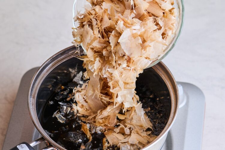 中火にかけ、煮立ったらカツオ節を加える