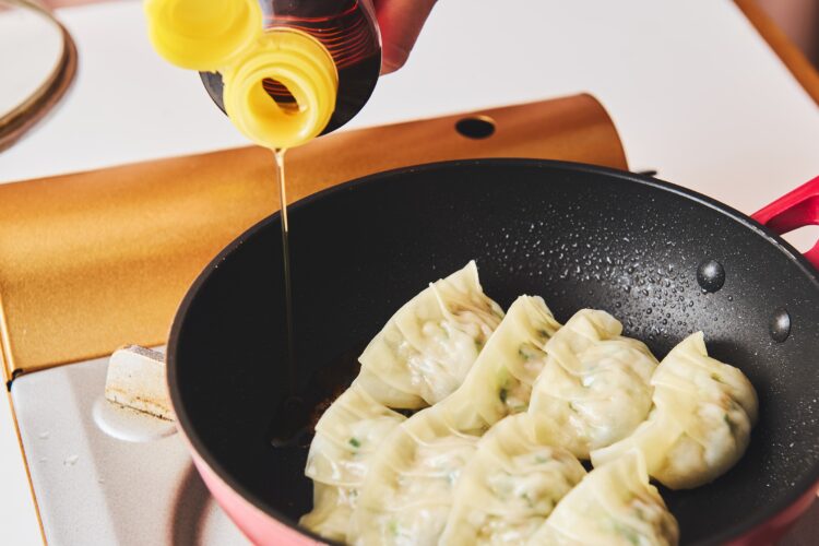 フライパンの縁に沿ってごま油を回しかける