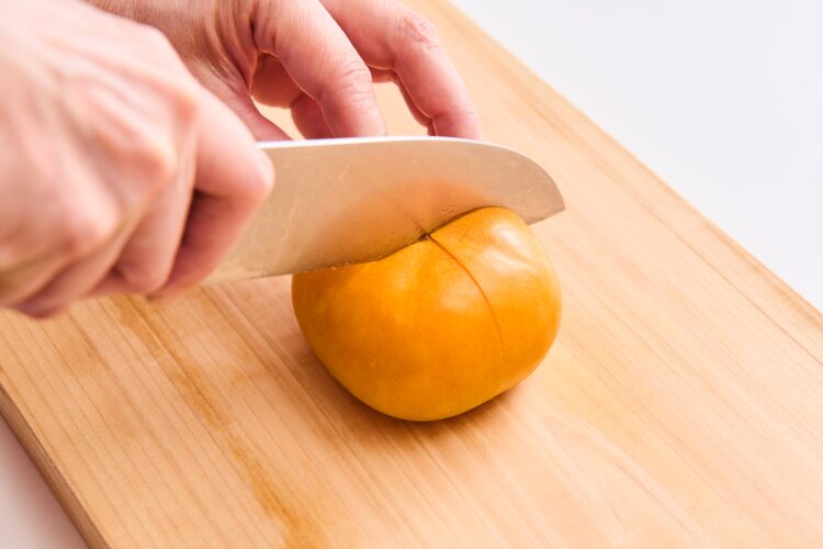 柿を回してもう一度半分に切る