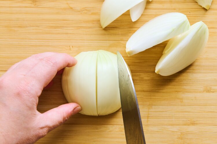 玉ねぎを放射状に4～6等分に切る