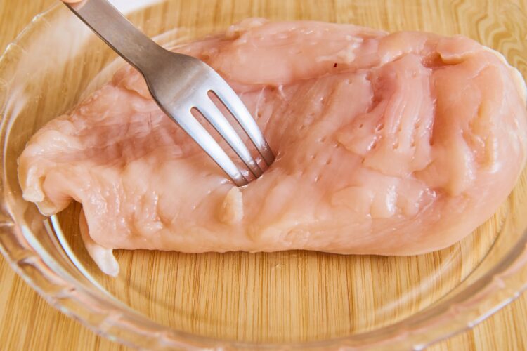 鶏むね肉・ささみの物理的に繊維を断つ