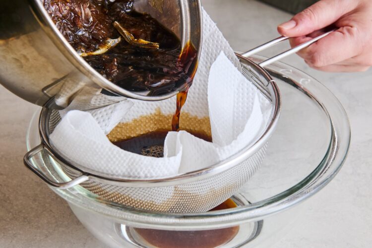 ザルに厚手のキッチンペーパーを敷き、だしを丁寧にこす