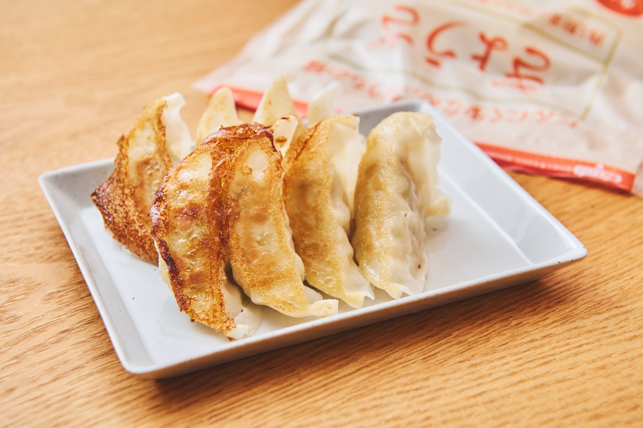 【基本の餃子の焼き方】料理家直伝のパリッと焼くコツを紹介 - くらしトライ