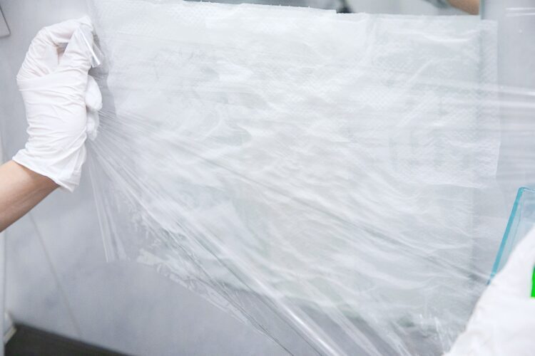 キッチンペーパーの上からラップをかける