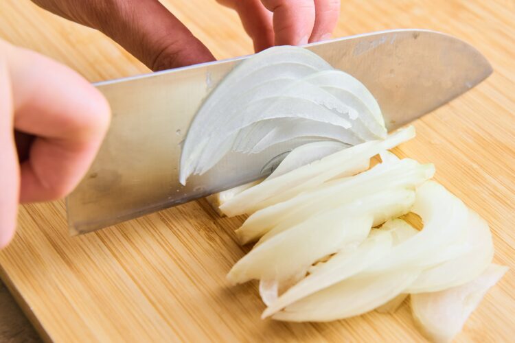 玉ねぎを繊維に沿って切る
