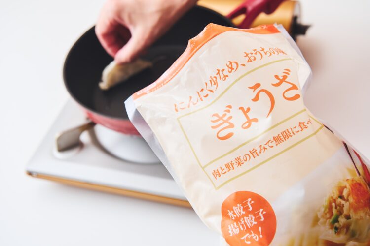 油を熱し、冷凍餃子を並べる