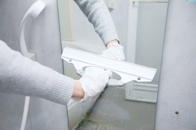 スクイージーで水気を切る