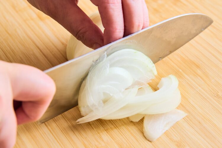 玉ねぎの繊維を断ち切る