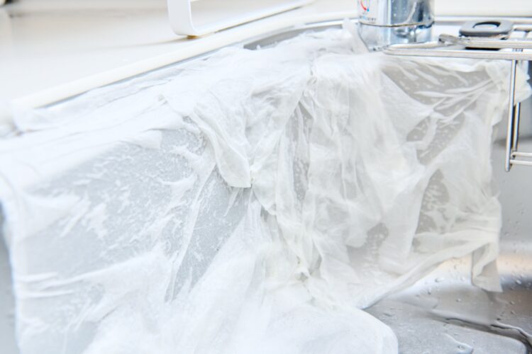 シンクにキッチンペーパーを貼って浸透させる